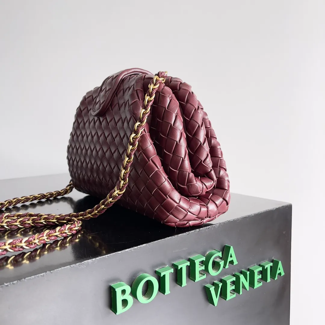 Batch 1880 BOTTEGA VENETA LAUREN 1980 small clutch bag is new! The small size that many people squat on is finally here. The self-adjustable zipper is a highlight of this bag. After being removed, it can be used as a handbag for important occasions. One bag unlocks two carrying methods at the same time. It is practical and has a unique sense of structure and beautiful lines. It is more elegant than a small cloud. It is a tribute to the classics and the pursuit of modernity. Style number: 804038 Size: 27*15*8cm